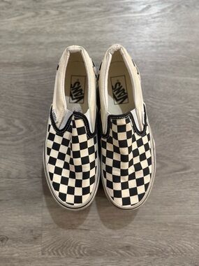 VANS Classic Platform Slip-Ons (Size W7)